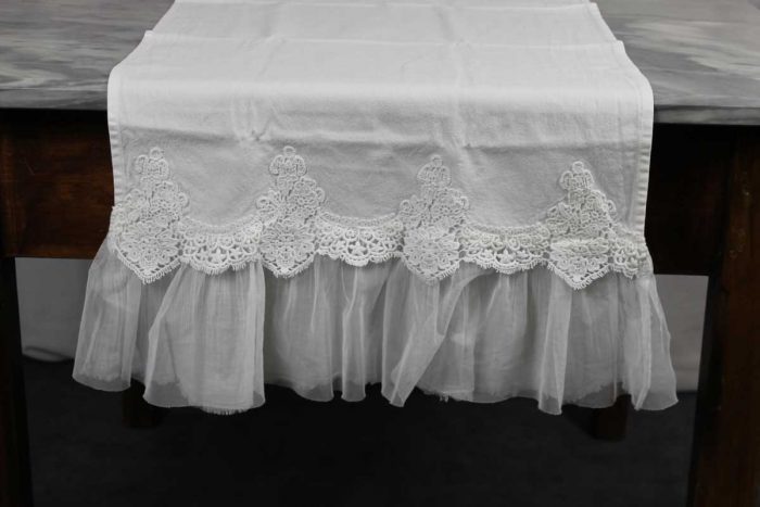 Runner 50x150 Etoile in cotone con pizzo arcato e garza in tulle bianco vintage Opificio Dei Sogni