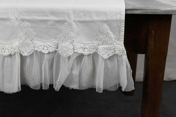 Runner 50x150 Etoile in cotone con pizzo arcato e garza in tulle bianco vintage Opificio Dei Sogni